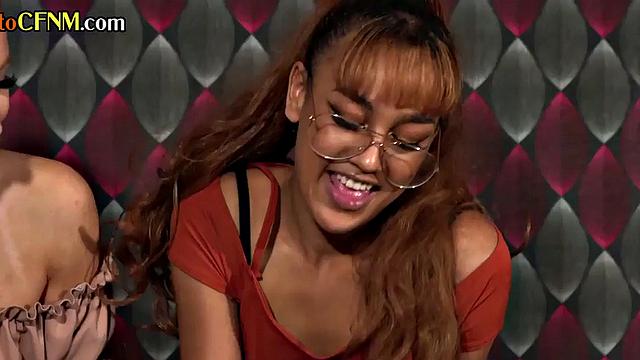 британские доминатриксы заводят мужчин в групповом cfnm дрочке