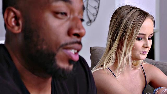 вечеринка у неё дома, белая малышка получает чёрный хуй по полной