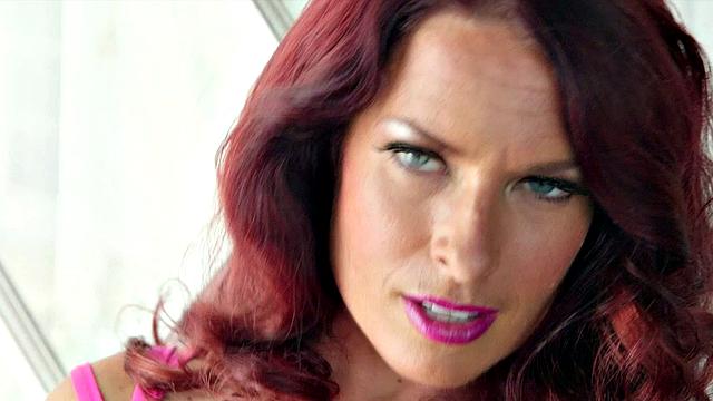 Голди Бэр укладывает свои сиськи спать по-взрослому