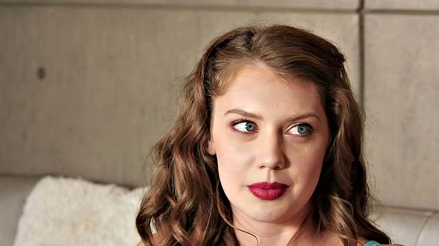 Елена Кошка в откровенном интервью с кудрями и пирсингом