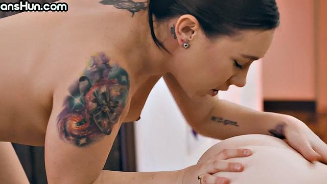 Shemale les babe strapon fucked by be4 before fucks her cunt