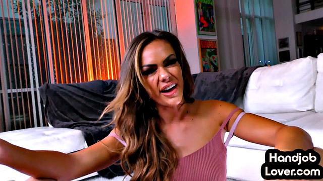 Cumthirsty babe gives HJ to lover