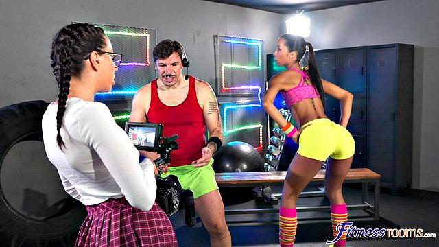 две подруги по очереди трахаются с одним парнем втроём