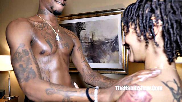 роуз с жадностью сосёт толстый член данте