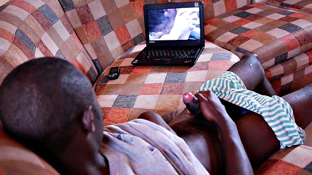 Эбони трахается с худым парнем после дрочки на диване