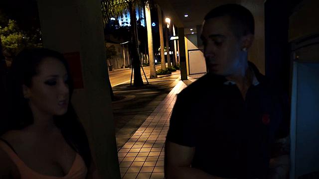 сабрина бэнкс выпрашивает деньги и оказывается связанной на крыше