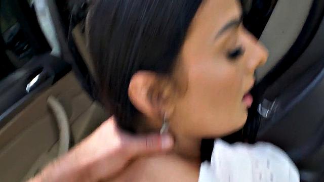 грудастая шлюха трахается в машине с большим белым членом