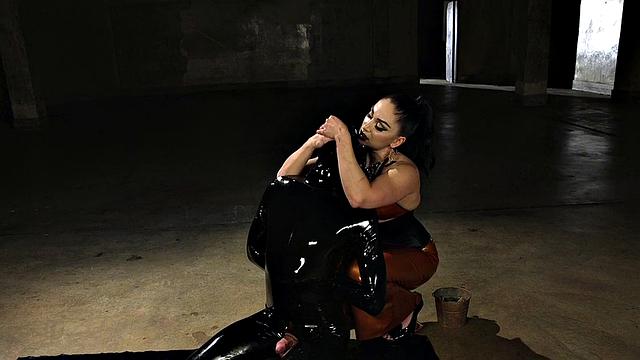 госпожа трахает подвешенного саба и доводит его рукой до оргазма