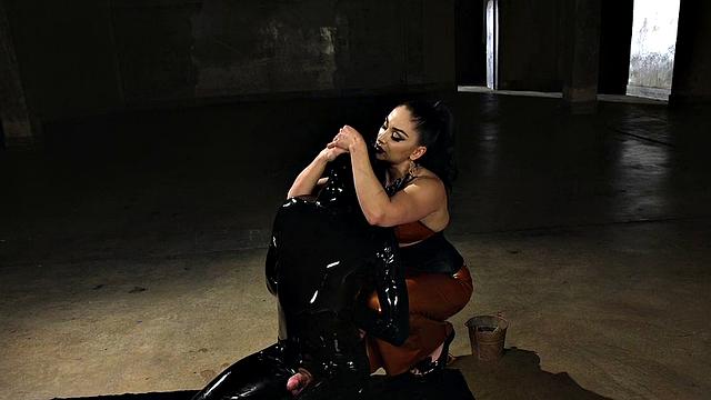 госпожа трахает подвешенного саба и доводит его рукой до оргазма