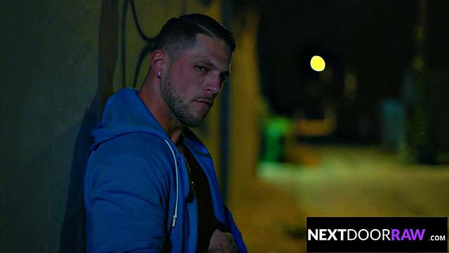 Брутальный мачо разрывает горячего незнакомца ночью