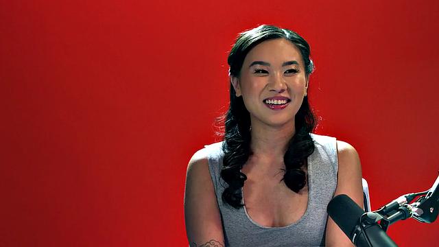 азиатская малышка выбирает вибратор - хотя он хоть не задает глупых вопросов