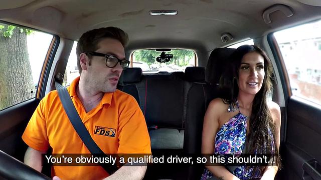 британская тату-шлюха с жадностью сосёт и глотает сперму в машине