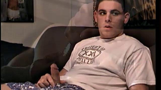 Помогаю натуралу Итану кончить по-гейски руками!