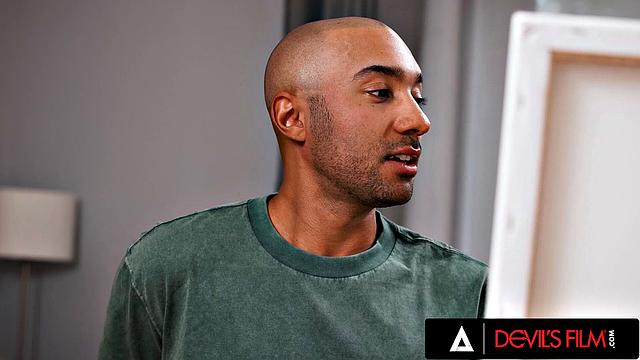 Милли Морган раздевается для откровенной фотосессии, а Оливер Дэвис ловит её за мастурбацией.