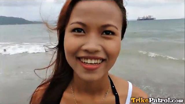 Mhikaella развлекается на пляже: и секс, и песок везде