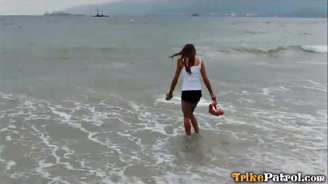 Mhikaella развлекается на пляже: и секс, и песок везде