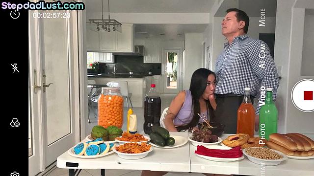 Азиатка с миниатюрной фигурой отсасывает и получает глубокий трах от зрелого мужчины.