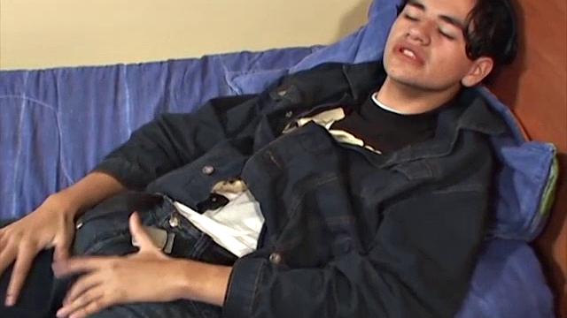 страстный латинский парень кончает от мощной дрочки