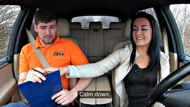 чешская татуированная красотка сосет в машине и выпрашивает жесткий трах