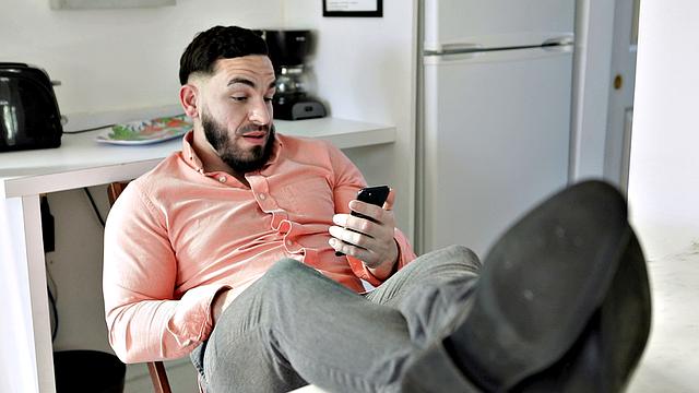 низкая латинка с аппетитной жопой скачет на члене на диване