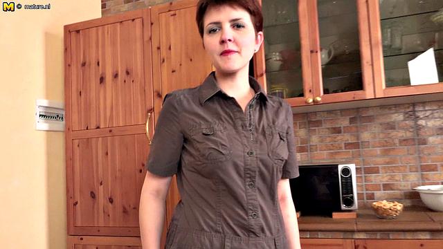 пышная зрелая хозяйка принимает глубокий анал дома