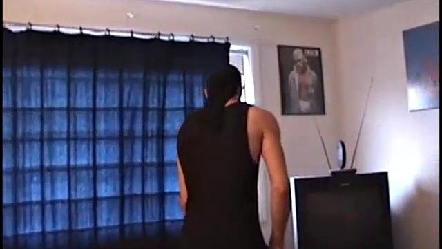 Энрике сосёт член парню на камеру, гей разрядка без лишних слов.