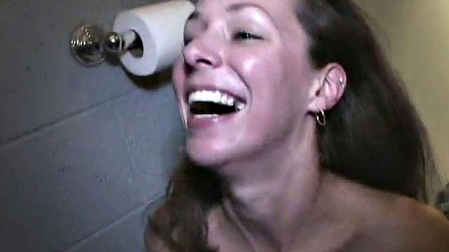 студентка на вечеринке: сперма на лице - лучше маски для кожи