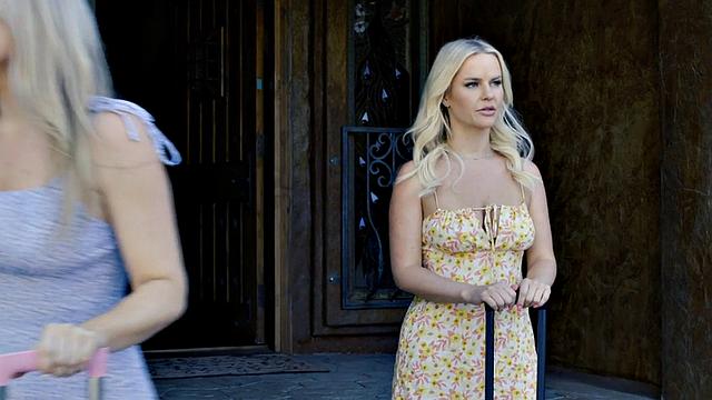 пышная блондинка скачет на парне-всё видно вблизи, не промахнёшься