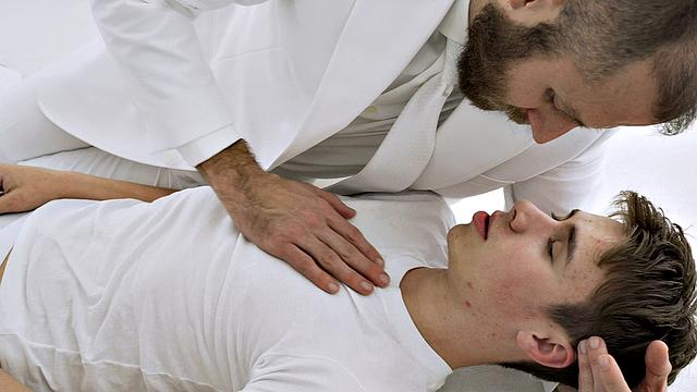 жаркое собеседование: парень кончает на лицо священника