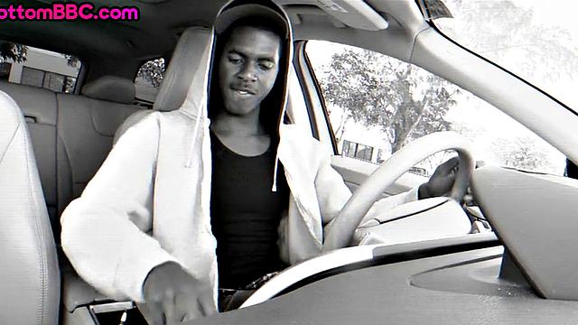 белый топ ловко справился с черным бэдбоем прямо на улице