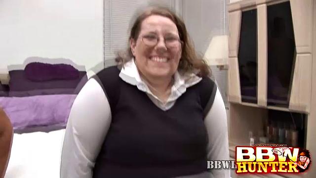 пухлая брюнетка охотно прыгает на толстый член