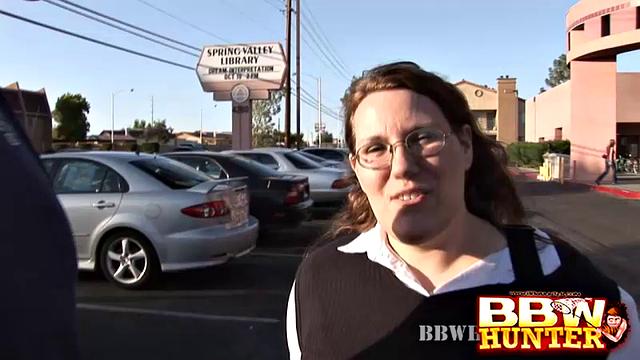 пухлая брюнетка охотно прыгает на толстый член