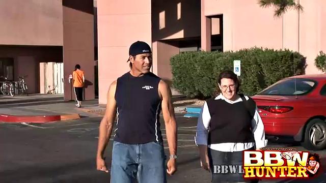 пухлая брюнетка охотно прыгает на толстый член