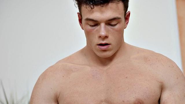 бородатый качок дрочит соло и облизывает собственную сперму