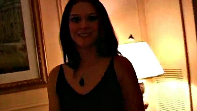 стройная брюнетка устраивает чувственный минет и дрочит в pov