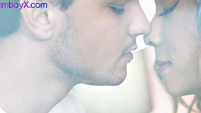 азиатский фембой медленно катает своего мужика на члене