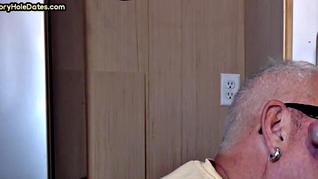 седой дилф сосёт член в gloryhole крупным планом