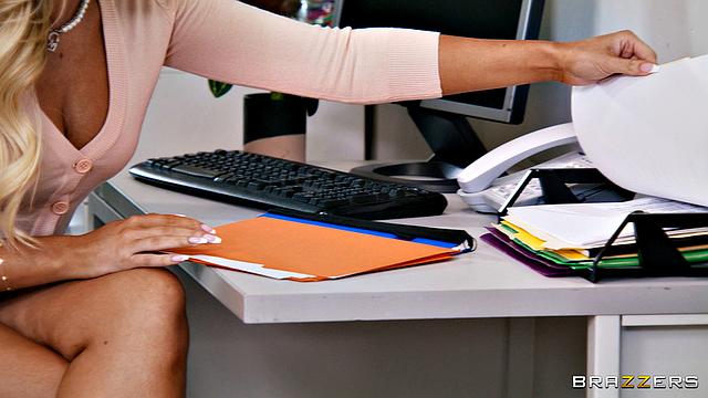 Начальница затаскала секретаршу по офису - теперь работа ей по плечу