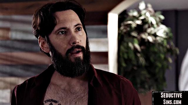 Рыжая с шикарной жопой на четвереньках у любовника, страсть зашкаливает.