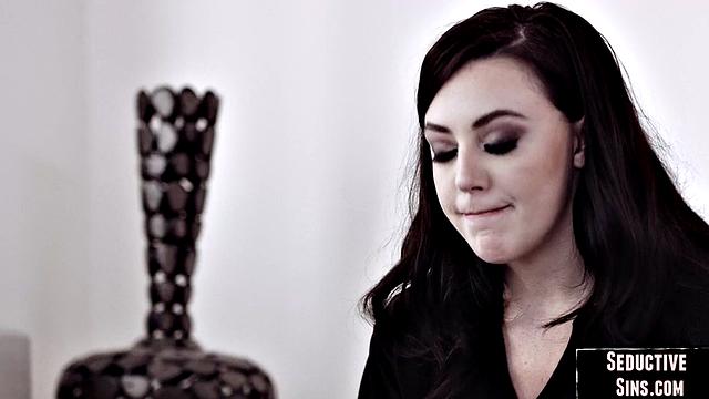 Рыжая с шикарной жопой на четвереньках у любовника, страсть зашкаливает.