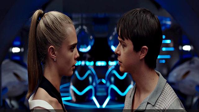 Cara Delevingne bikini video