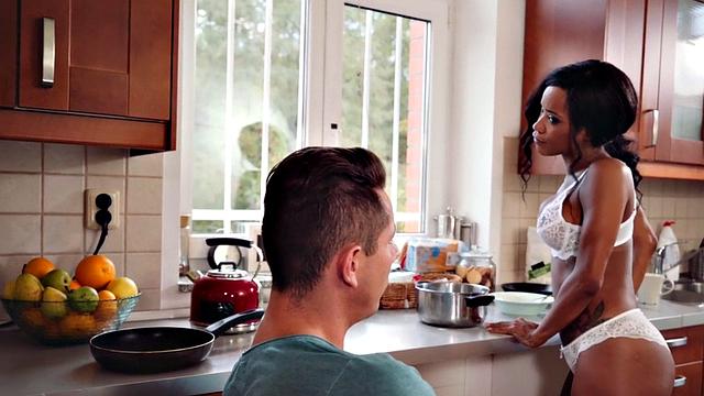 мачеха с черной попкой сперва вылизывает, потом скачет по кухне как на фитнесе