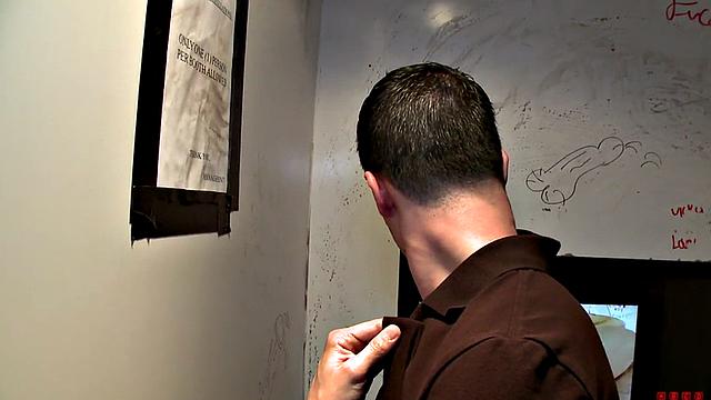Real straight dude has no idea he gets BJ in gloryhole