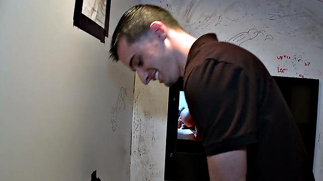 Real straight dude has no idea he gets BJ in gloryhole