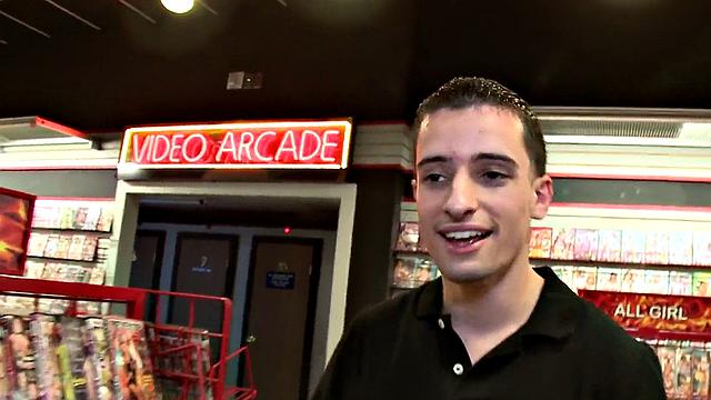 Real straight dude has no idea he gets BJ in gloryhole