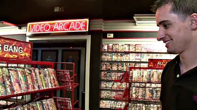 Real straight dude has no idea he gets BJ in gloryhole