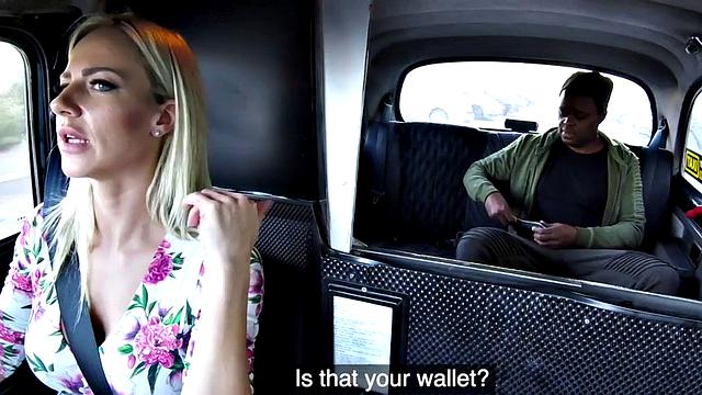 блондинка в такси жадно скачет на черном члене