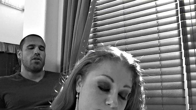 страстная стриптизёрша не удержалась и отпустила все в постели