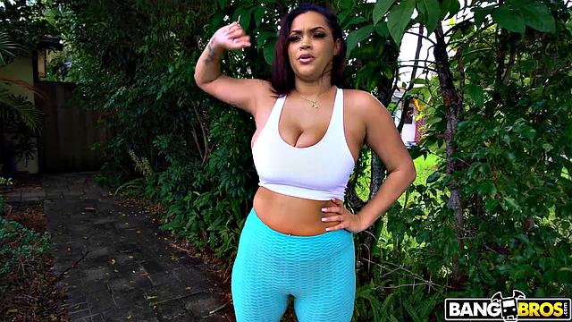 Соседка с большими сиськами купается голая, сосед не выдержал и присоединился к траху у бассейна с Ashlyn Peaks и Jay Bangher.