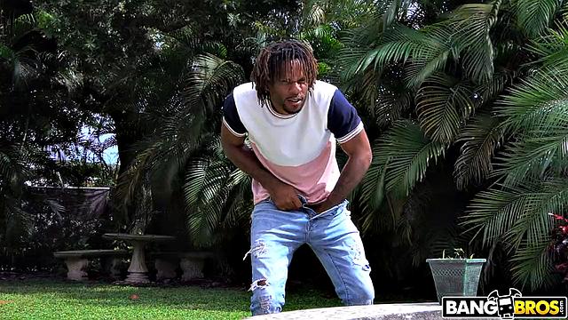 Соседка с большими сиськами купается голая, сосед не выдержал и присоединился к траху у бассейна с Ashlyn Peaks и Jay Bangher.